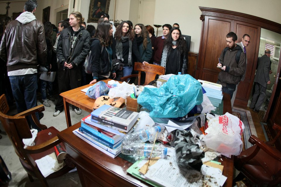 Φοιτητές γέμισαν με σκουπίδια το γραφείο του Αντιπρύτανη ΕΚΠΑ [εικόνες & βίντεο] | iefimerida.gr 5