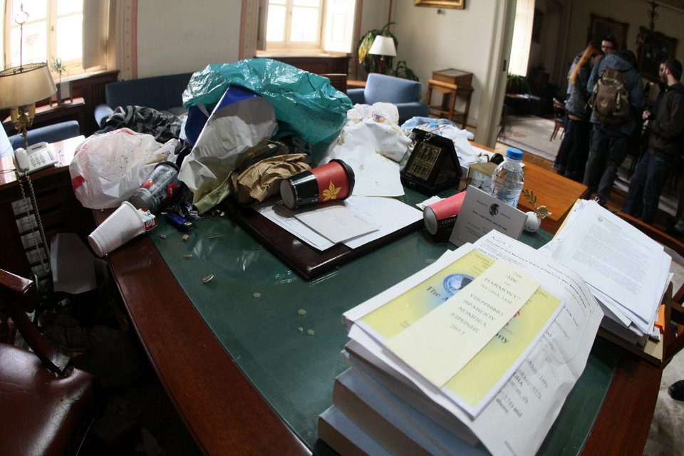 Φοιτητές γέμισαν με σκουπίδια το γραφείο του Αντιπρύτανη ΕΚΠΑ [εικόνες & βίντεο] | iefimerida.gr 7