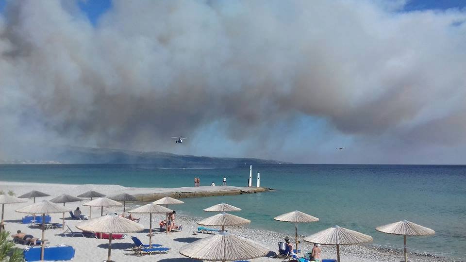 Δύσκολη νύχτα για τους κατοίκους της Κασσάνδρας Χαλκιδικής -Η πυρκαγιά πλησίασε σπίτια [εικόνες & βίντεο]  | iefimerida.gr 2