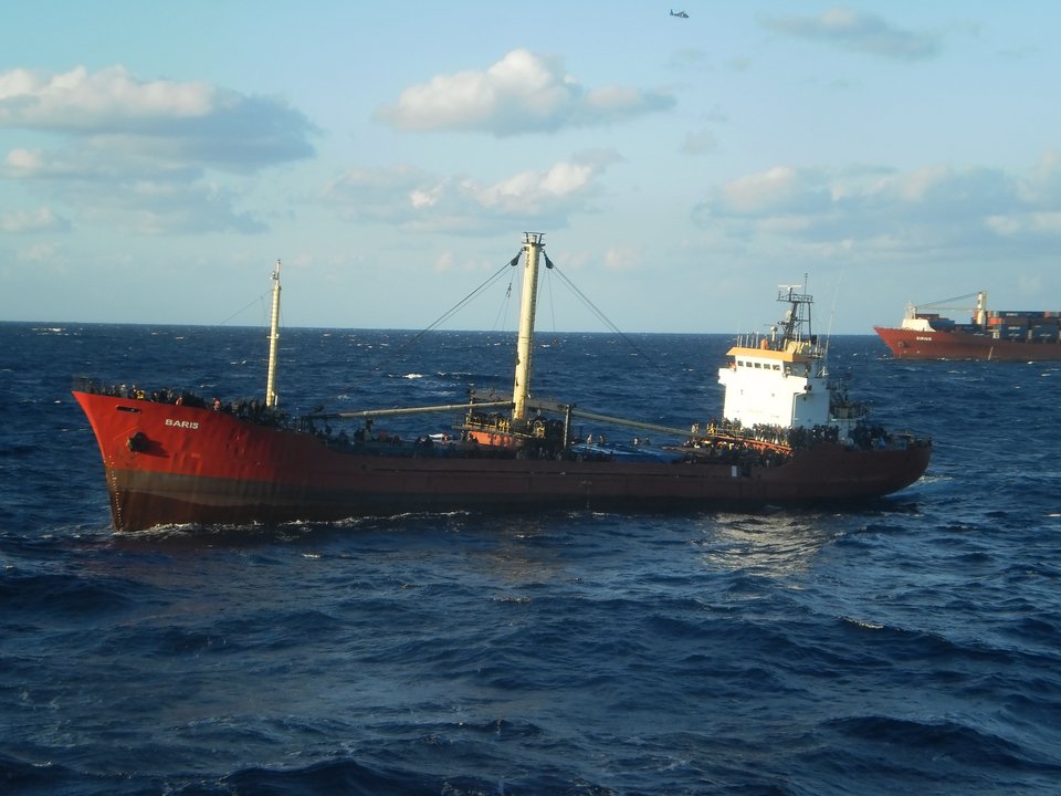 Μάχη με τα κύματα για τη διάσωση 700 μεταναστών στην Κρήτη –Στο ακυβέρνητο πλοίο υπάρχουν και ένοπλοι [εικόνες] | iefimerida.gr 0