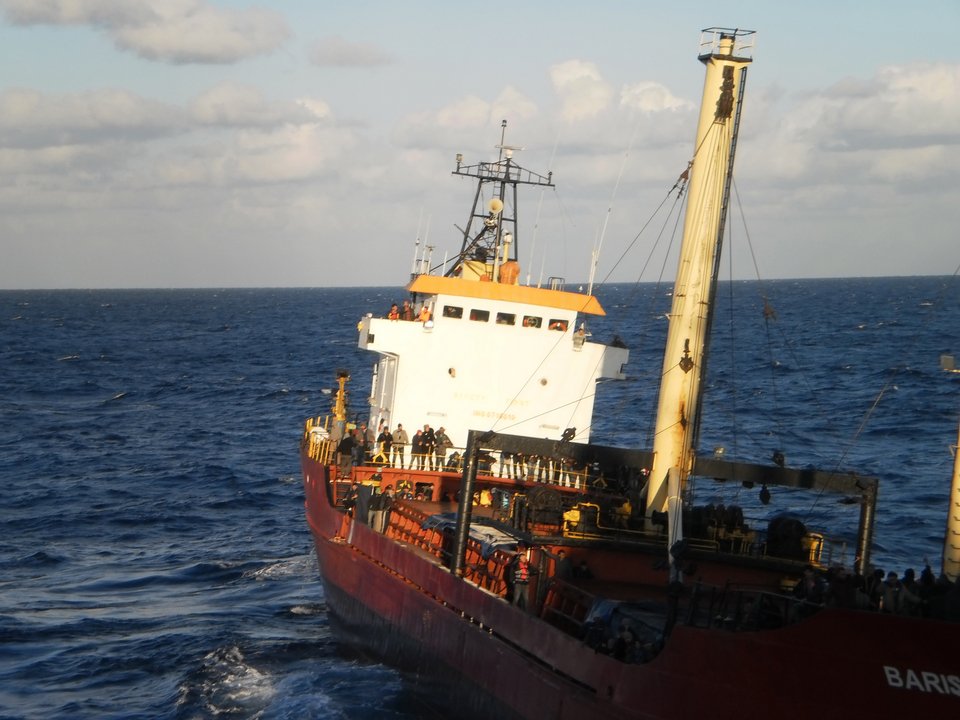 Μάχη με τα κύματα για τη διάσωση 700 μεταναστών στην Κρήτη –Στο ακυβέρνητο πλοίο υπάρχουν και ένοπλοι [εικόνες] | iefimerida.gr 1