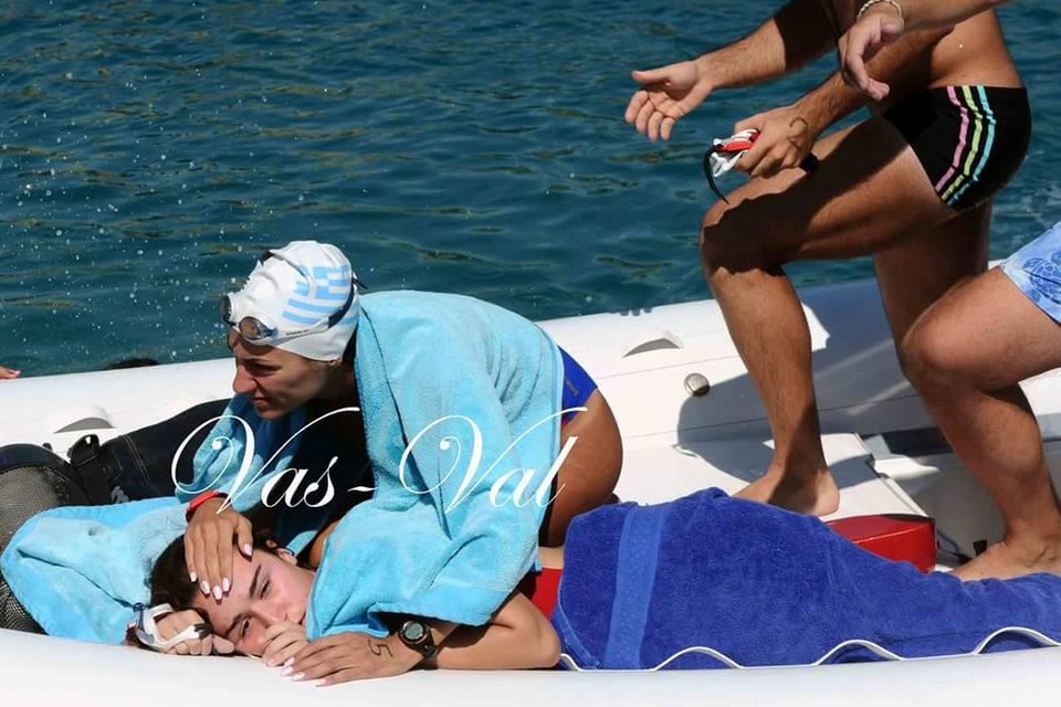 Αγώνας κολύμβησης «εφιάλτης» στον Ισθμό -Κινδύνεψαν παιδιά στα ρεύματα, επίθεση από τσούχτρες [εικόνες] | iefimerida.gr 0