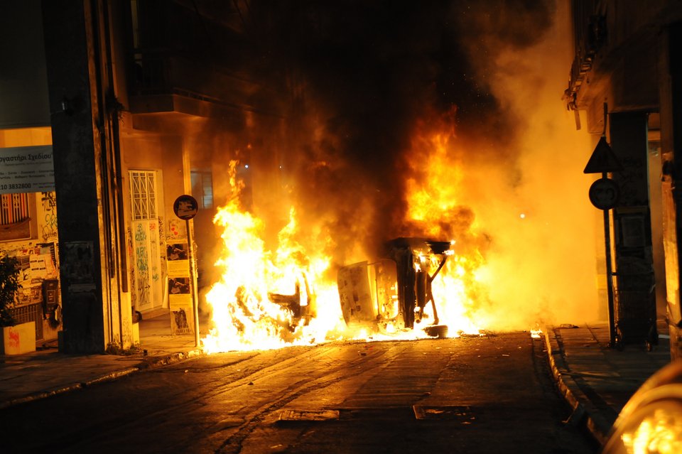 Πήραν «φωτιά» τα Εξάρχεια για τον Ρωμανό  -Φωτιές και καταστροφές [εικόνες & βίντεο] | iefimerida.gr 13