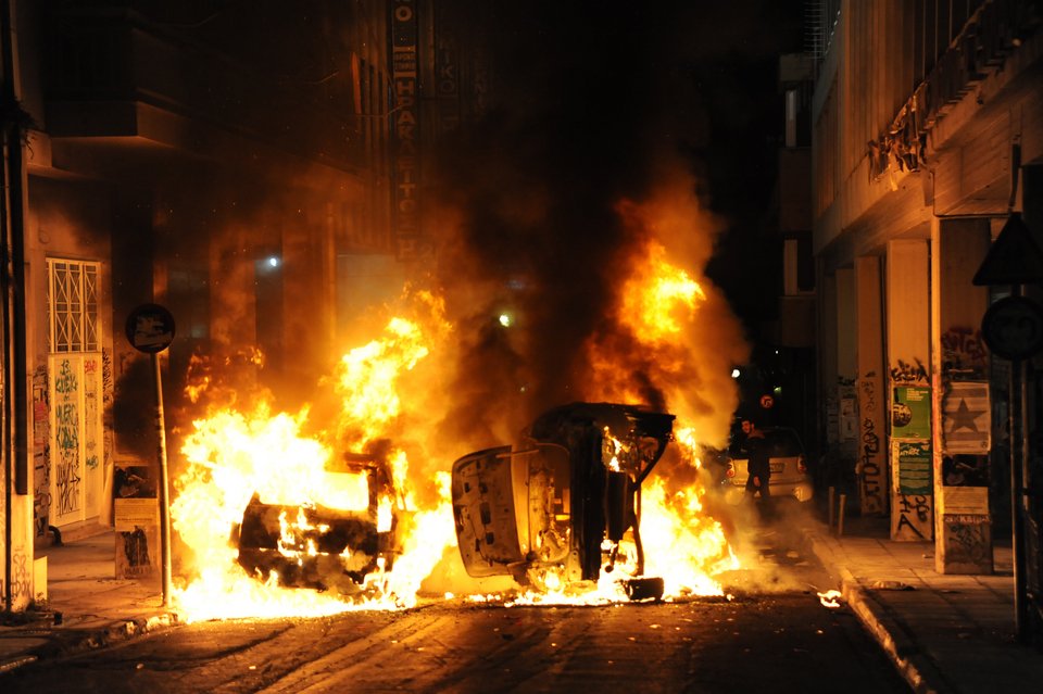 Πήραν «φωτιά» τα Εξάρχεια για τον Ρωμανό  -Φωτιές και καταστροφές [εικόνες & βίντεο] | iefimerida.gr 12