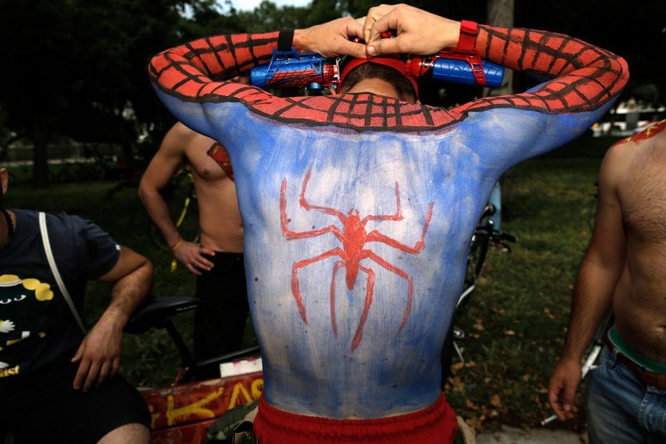 Ο Μπουτάρης παρέα με γυμνό ποδηλάτη που πίνει μπυρίτσα [εικόνες] | iefimerida.gr 3