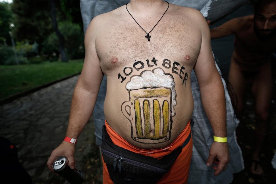 Ο Μπουτάρης παρέα με γυμνό ποδηλάτη που πίνει μπυρίτσα [εικόνες] | iefimerida.gr 4