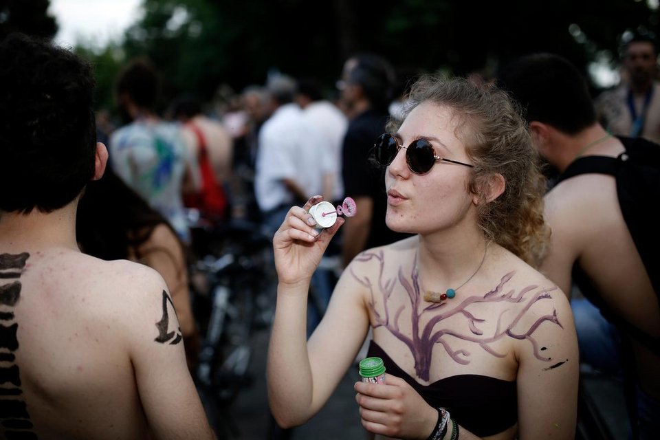 Ο Μπουτάρης παρέα με γυμνό ποδηλάτη που πίνει μπυρίτσα [εικόνες] | iefimerida.gr 5