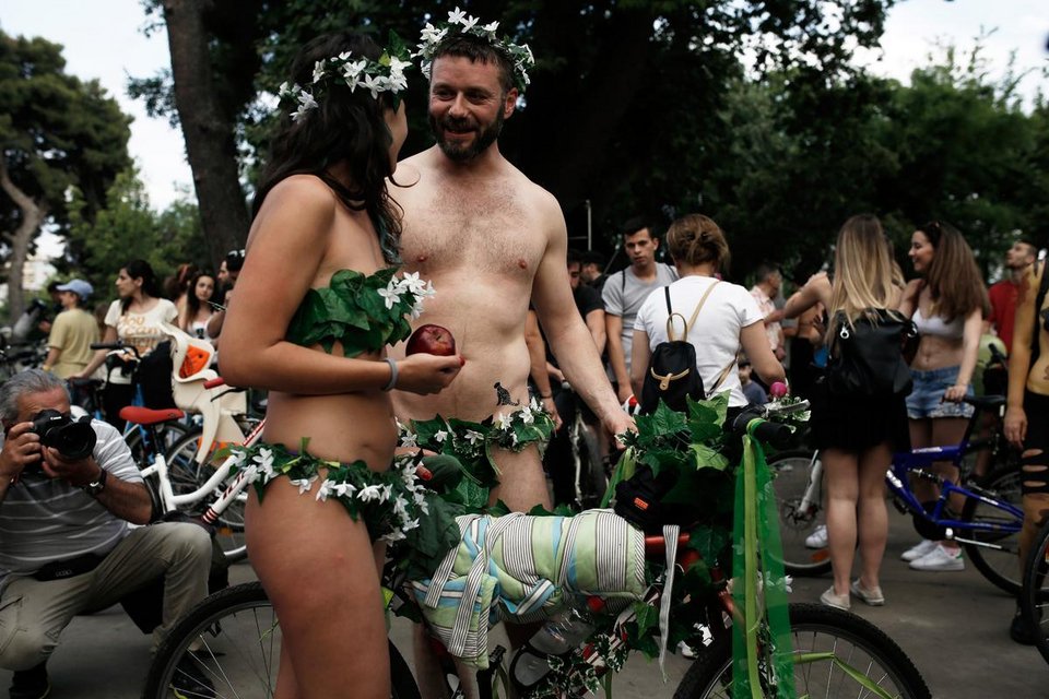 Ο Μπουτάρης παρέα με γυμνό ποδηλάτη που πίνει μπυρίτσα [εικόνες] | iefimerida.gr 1