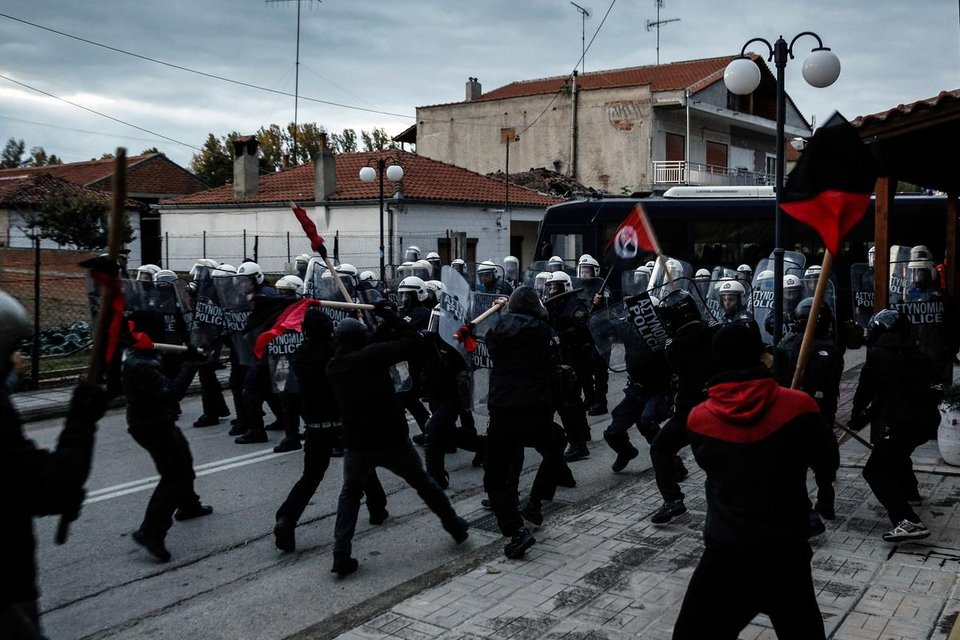Επεισόδια στον φράχτη στον Εβρο – Δακρυγόνα και ξύλο ανάμεσα σε ΜΑΤ και διαδηλωτές | iefimerida.gr 3
