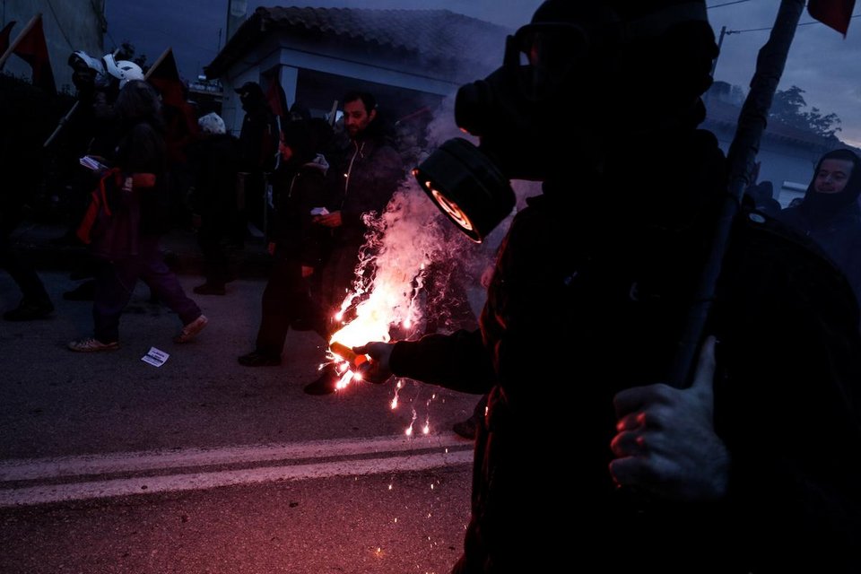 Επεισόδια στον φράχτη στον Εβρο – Δακρυγόνα και ξύλο ανάμεσα σε ΜΑΤ και διαδηλωτές | iefimerida.gr 4
