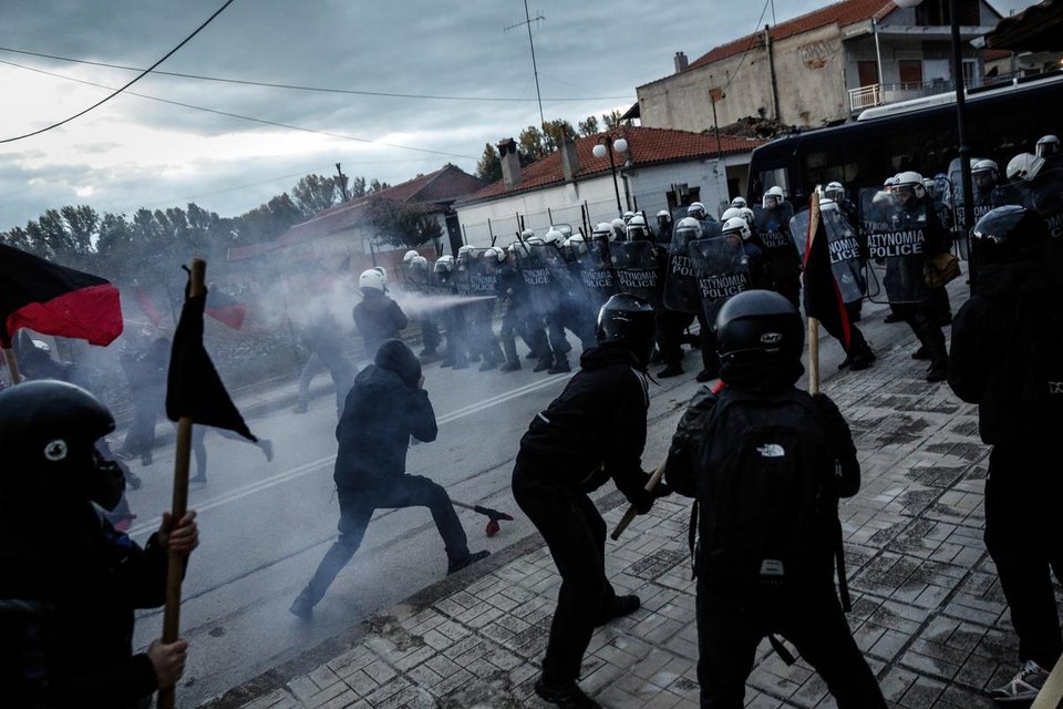 Επεισόδια στον φράχτη στον Εβρο – Δακρυγόνα και ξύλο ανάμεσα σε ΜΑΤ και διαδηλωτές | iefimerida.gr 2
