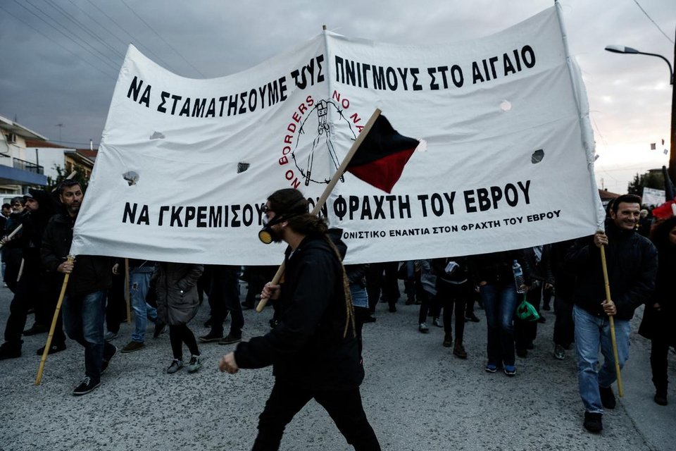 Επεισόδια στον φράχτη στον Εβρο – Δακρυγόνα και ξύλο ανάμεσα σε ΜΑΤ και διαδηλωτές | iefimerida.gr 1