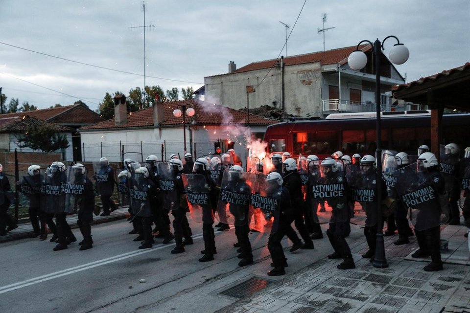 Επεισόδια στον φράχτη στον Εβρο – Δακρυγόνα και ξύλο ανάμεσα σε ΜΑΤ και διαδηλωτές | iefimerida.gr 0
