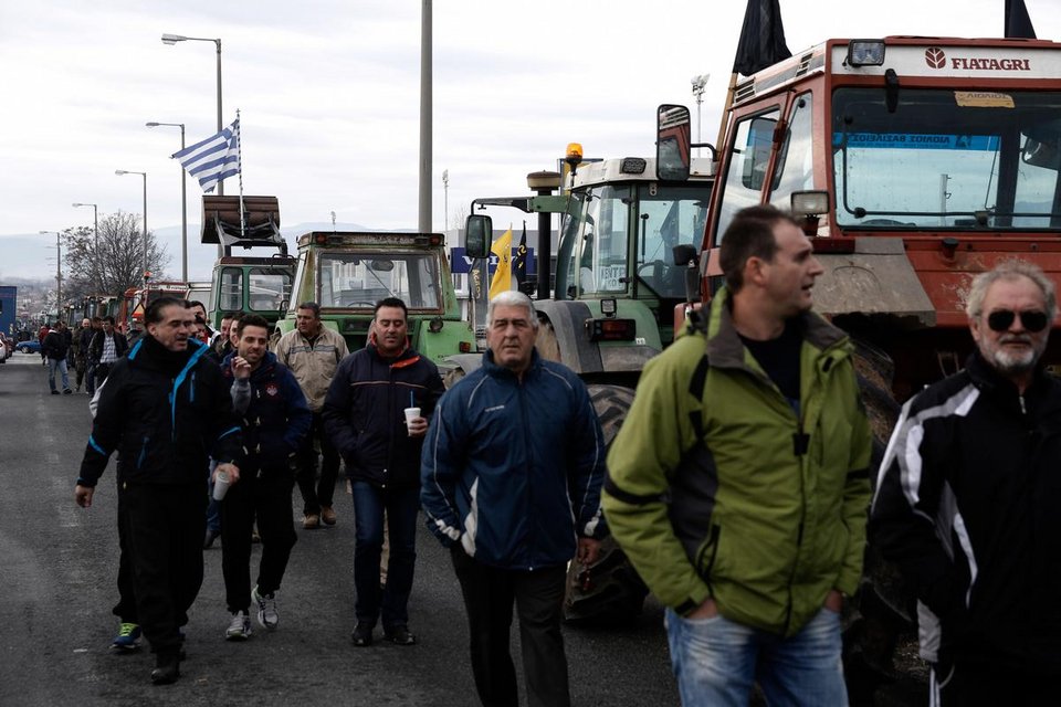 Στους δρόμους οι αγρότες για το ασφαλιστικό – Ενταση με την Αστυνομία [εικόνες & βίντεο] | iefimerida.gr 1