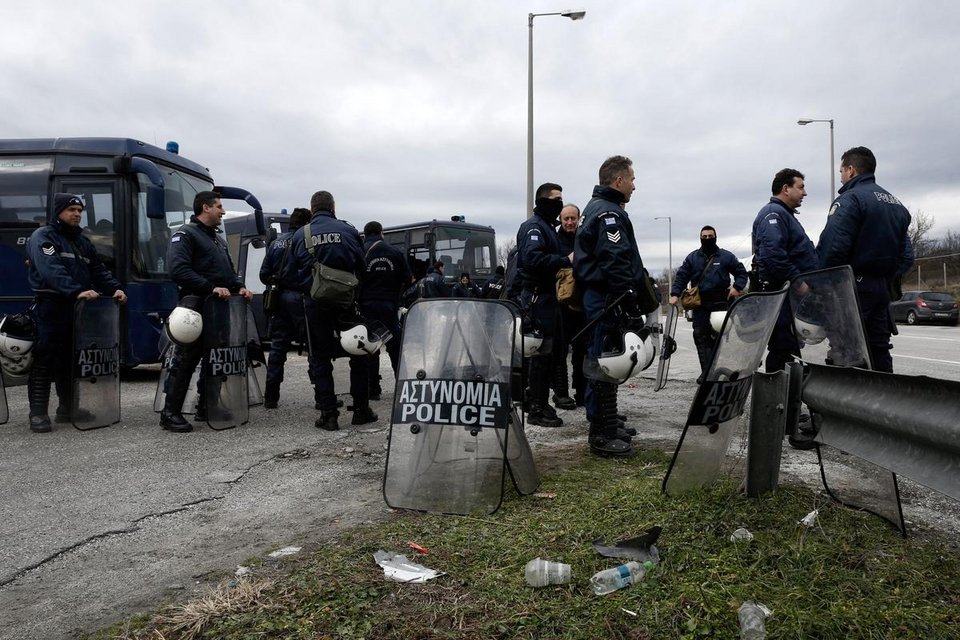 Στους δρόμους οι αγρότες για το ασφαλιστικό – Ενταση με την Αστυνομία [εικόνες & βίντεο] | iefimerida.gr 2