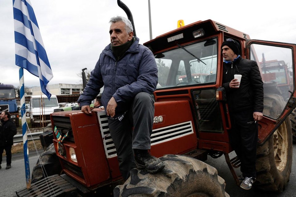 Στους δρόμους οι αγρότες για το ασφαλιστικό – Ενταση με την Αστυνομία [εικόνες & βίντεο] | iefimerida.gr 3