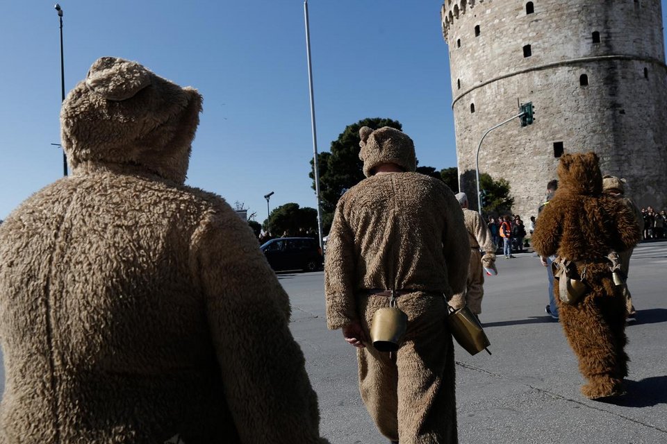Η πιο «φασαριόζικη» παρέλαση -Νταούλια, χοροί και κουδούνες στους δρόμους της Θεσσαλονίκης [εικόνες]  | iefimerida.gr 0