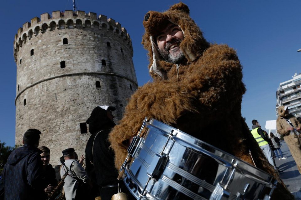 Η πιο «φασαριόζικη» παρέλαση -Νταούλια, χοροί και κουδούνες στους δρόμους της Θεσσαλονίκης [εικόνες]  | iefimerida.gr 1