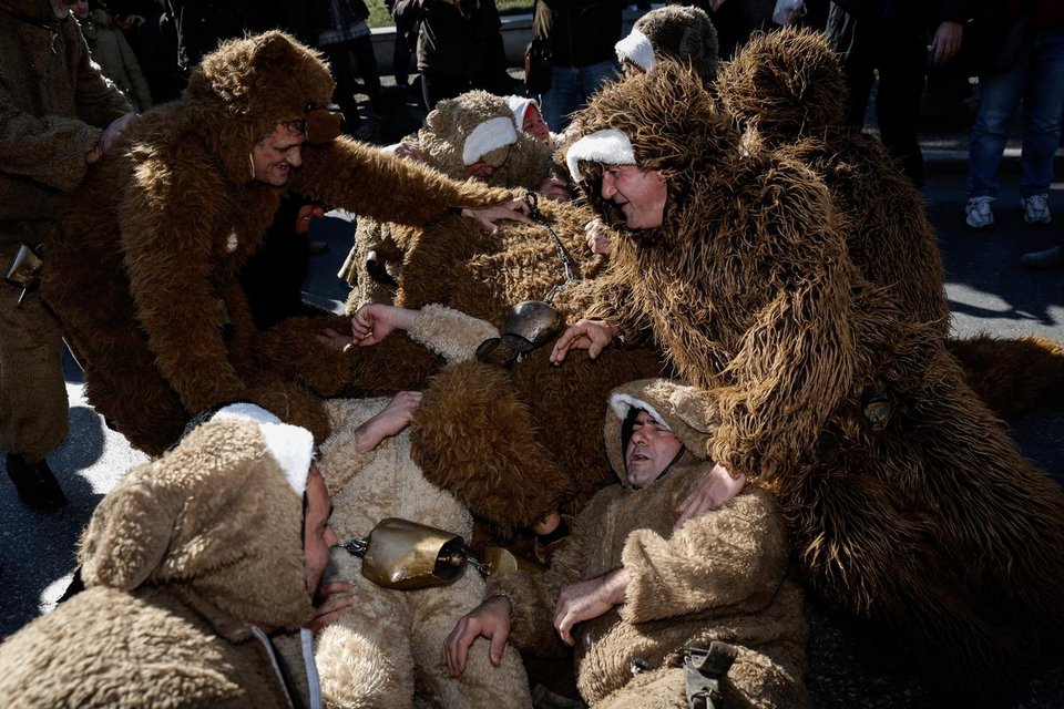 Η πιο «φασαριόζικη» παρέλαση -Νταούλια, χοροί και κουδούνες στους δρόμους της Θεσσαλονίκης [εικόνες]  | iefimerida.gr 2
