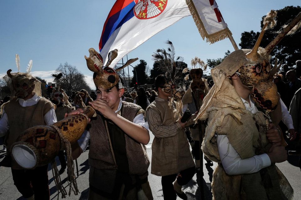 Η πιο «φασαριόζικη» παρέλαση -Νταούλια, χοροί και κουδούνες στους δρόμους της Θεσσαλονίκης [εικόνες]  | iefimerida.gr 4