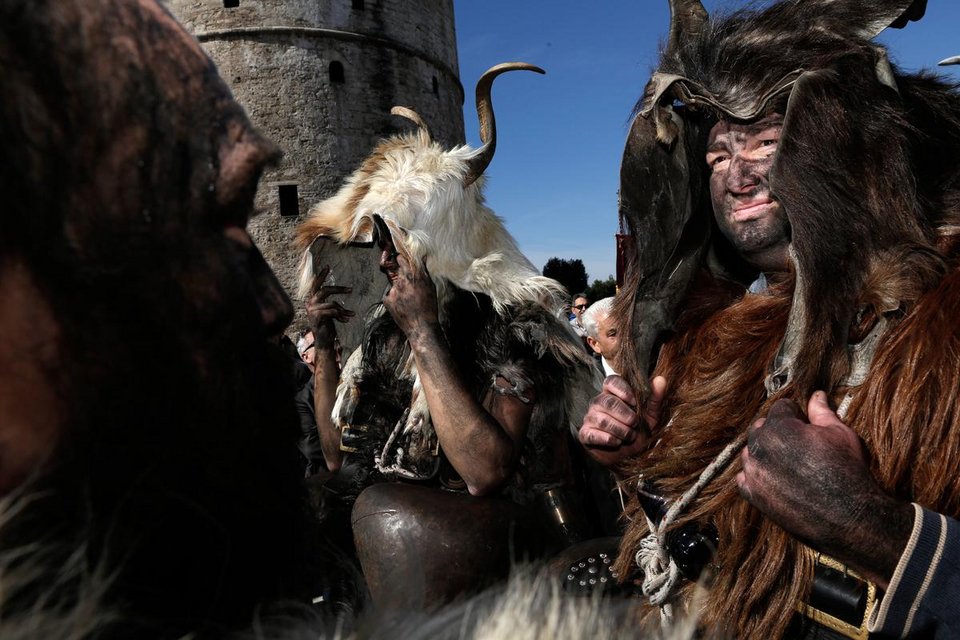 Η πιο «φασαριόζικη» παρέλαση -Νταούλια, χοροί και κουδούνες στους δρόμους της Θεσσαλονίκης [εικόνες]  | iefimerida.gr 5