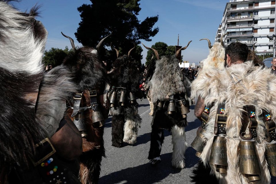 Η πιο «φασαριόζικη» παρέλαση -Νταούλια, χοροί και κουδούνες στους δρόμους της Θεσσαλονίκης [εικόνες]  | iefimerida.gr 6