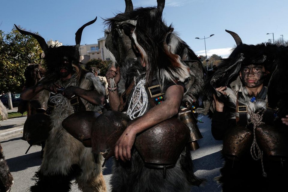 Η πιο «φασαριόζικη» παρέλαση -Νταούλια, χοροί και κουδούνες στους δρόμους της Θεσσαλονίκης [εικόνες]  | iefimerida.gr 8