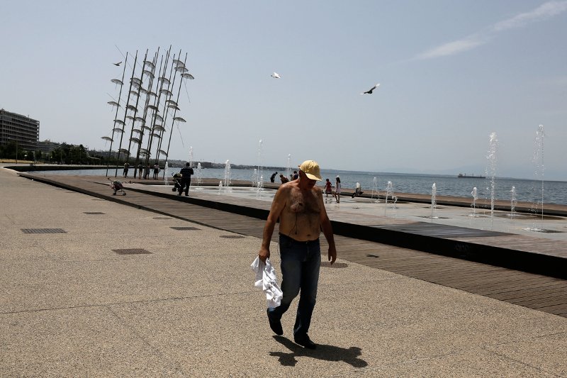 «Λιώνει» η Ελλάδα στους 38 βαθμούς -Στη Θεσσαλονίκη έπεσαν στα σιντριβάνια [εικόνες] | iefimerida.gr 8