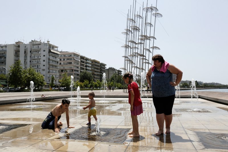«Λιώνει» η Ελλάδα στους 38 βαθμούς -Στη Θεσσαλονίκη έπεσαν στα σιντριβάνια [εικόνες] | iefimerida.gr 5