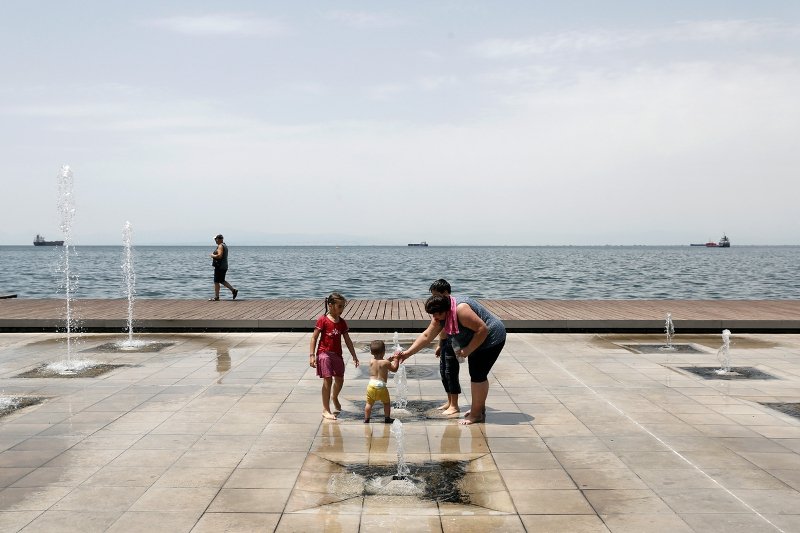 «Λιώνει» η Ελλάδα στους 38 βαθμούς -Στη Θεσσαλονίκη έπεσαν στα σιντριβάνια [εικόνες] | iefimerida.gr 0