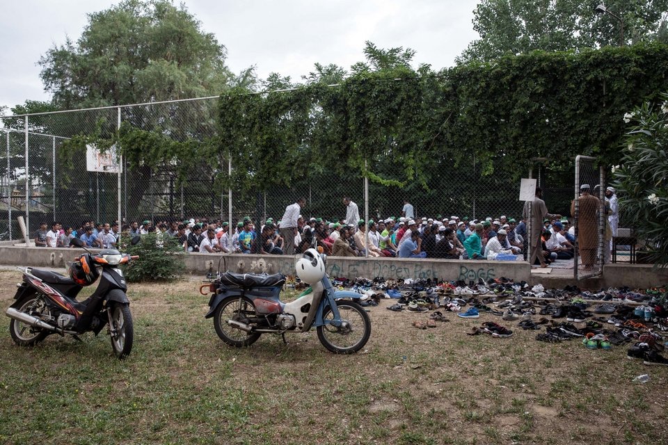 Οι μουσουλμάνοι πρόσφυγες στο Ελληνικό γιορτάζουν το τέλος του Ραμαζανιού [εντυπωσιακές εικόνες] | iefimerida.gr 17