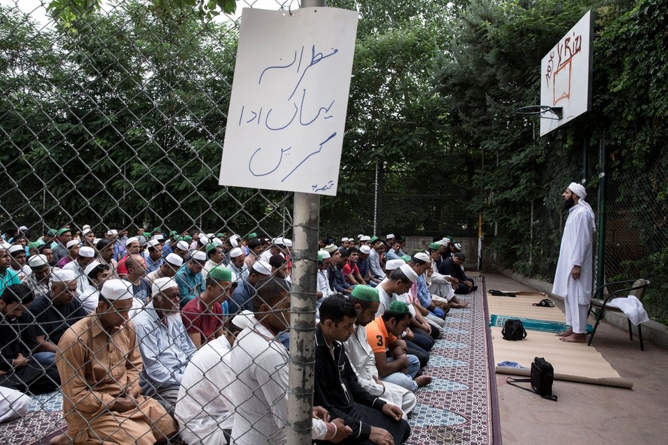 Οι μουσουλμάνοι πρόσφυγες στο Ελληνικό γιορτάζουν το τέλος του Ραμαζανιού [εντυπωσιακές εικόνες] | iefimerida.gr 16