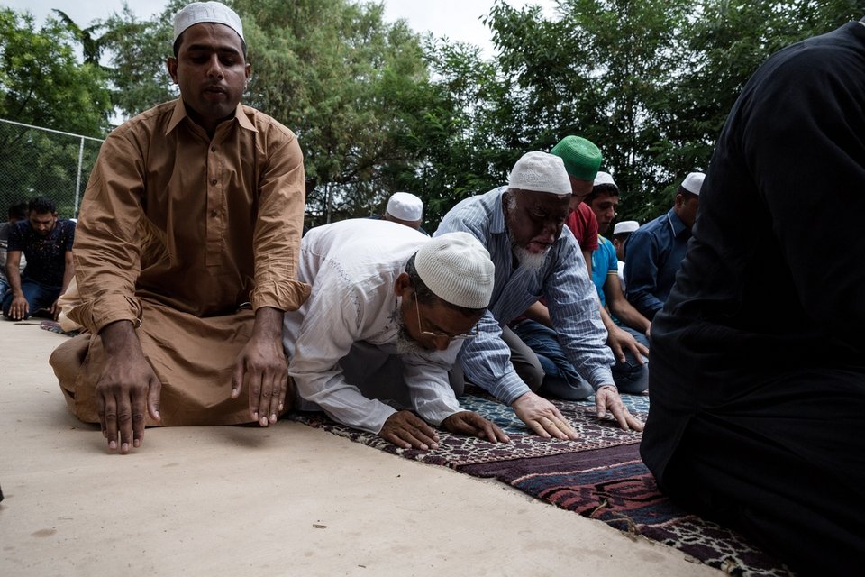 Οι μουσουλμάνοι πρόσφυγες στο Ελληνικό γιορτάζουν το τέλος του Ραμαζανιού [εντυπωσιακές εικόνες] | iefimerida.gr 19