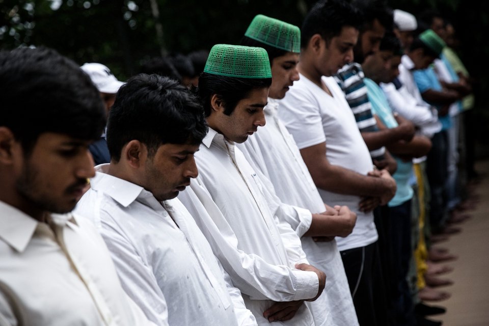 Οι μουσουλμάνοι πρόσφυγες στο Ελληνικό γιορτάζουν το τέλος του Ραμαζανιού [εντυπωσιακές εικόνες] | iefimerida.gr 14