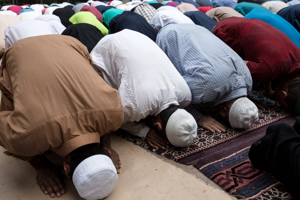 Οι μουσουλμάνοι πρόσφυγες στο Ελληνικό γιορτάζουν το τέλος του Ραμαζανιού [εντυπωσιακές εικόνες] | iefimerida.gr 13