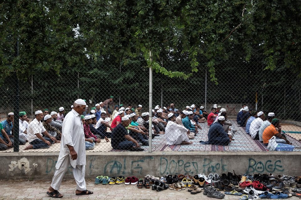 Οι μουσουλμάνοι πρόσφυγες στο Ελληνικό γιορτάζουν το τέλος του Ραμαζανιού [εντυπωσιακές εικόνες] | iefimerida.gr 18