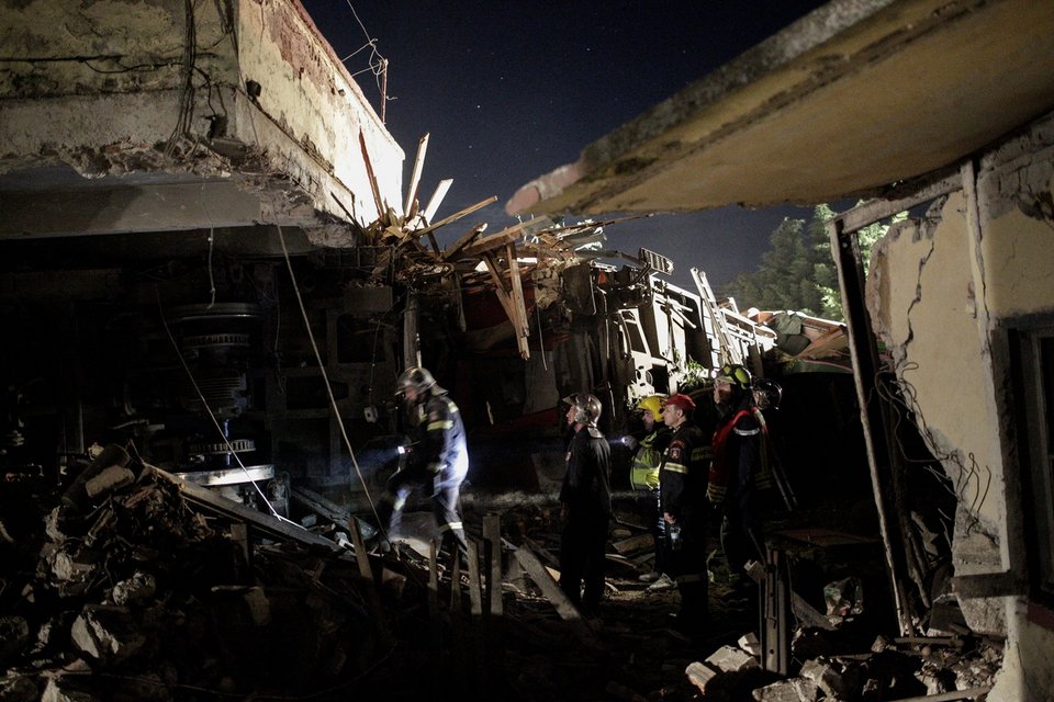 Πήδηξε από το σπίτι για να σωθεί, ο ένοικος της κατοικίας που εμβόλισε το τρένο στο Αδενδρο | iefimerida.gr 0