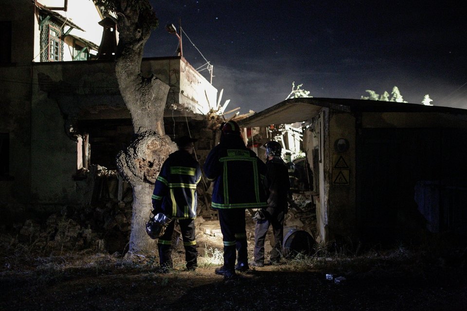 Πήδηξε από το σπίτι για να σωθεί, ο ένοικος της κατοικίας που εμβόλισε το τρένο στο Αδενδρο | iefimerida.gr 1