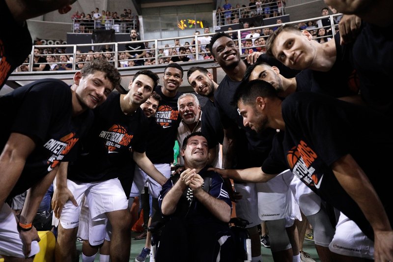 Αποθεώθηκαν τα αδέρφια Αντετοκούνμπο και οι διεθνείς του 2005 στο Nick Galis Hall [εικόνες &amp; βίντεο] | iefimerida.gr 0