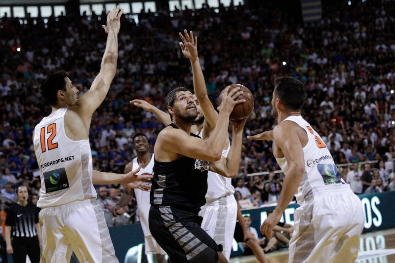 Αποθεώθηκαν τα αδέρφια Αντετοκούνμπο και οι διεθνείς του 2005 στο Nick Galis Hall [εικόνες &amp; βίντεο] | iefimerida.gr 5