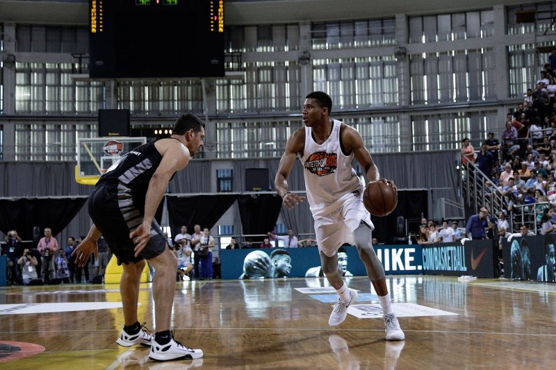 Αποθεώθηκαν τα αδέρφια Αντετοκούνμπο και οι διεθνείς του 2005 στο Nick Galis Hall [εικόνες &amp; βίντεο] | iefimerida.gr 6