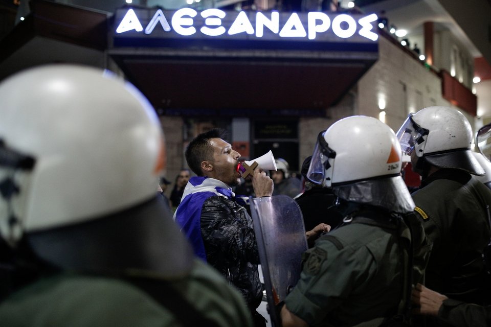 Εικόνες ντροπής και πάλι στην παράσταση «Η ώρα του Διαβόλου» -Κατάρες από ιερείς, ξύλο με τα ΜΑΤ [εικόνες & βίντεο] | iefimerida.gr 3