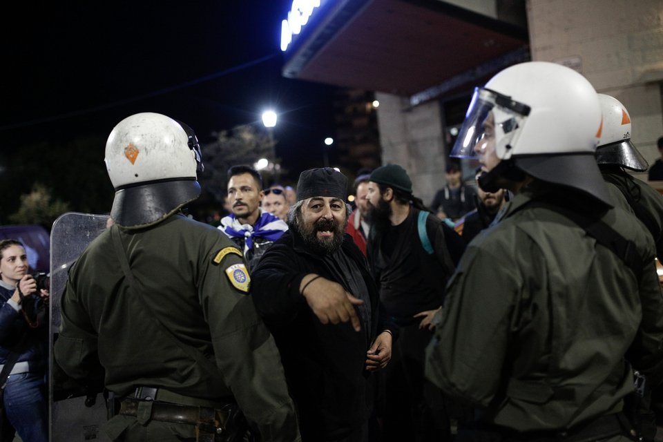 Εικόνες ντροπής και πάλι στην παράσταση «Η ώρα του Διαβόλου» -Κατάρες από ιερείς, ξύλο με τα ΜΑΤ [εικόνες & βίντεο] | iefimerida.gr 2