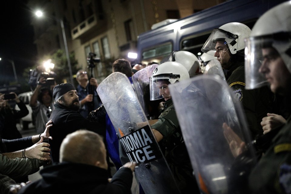 Εικόνες ντροπής και πάλι στην παράσταση «Η ώρα του Διαβόλου» -Κατάρες από ιερείς, ξύλο με τα ΜΑΤ [εικόνες & βίντεο] | iefimerida.gr 0