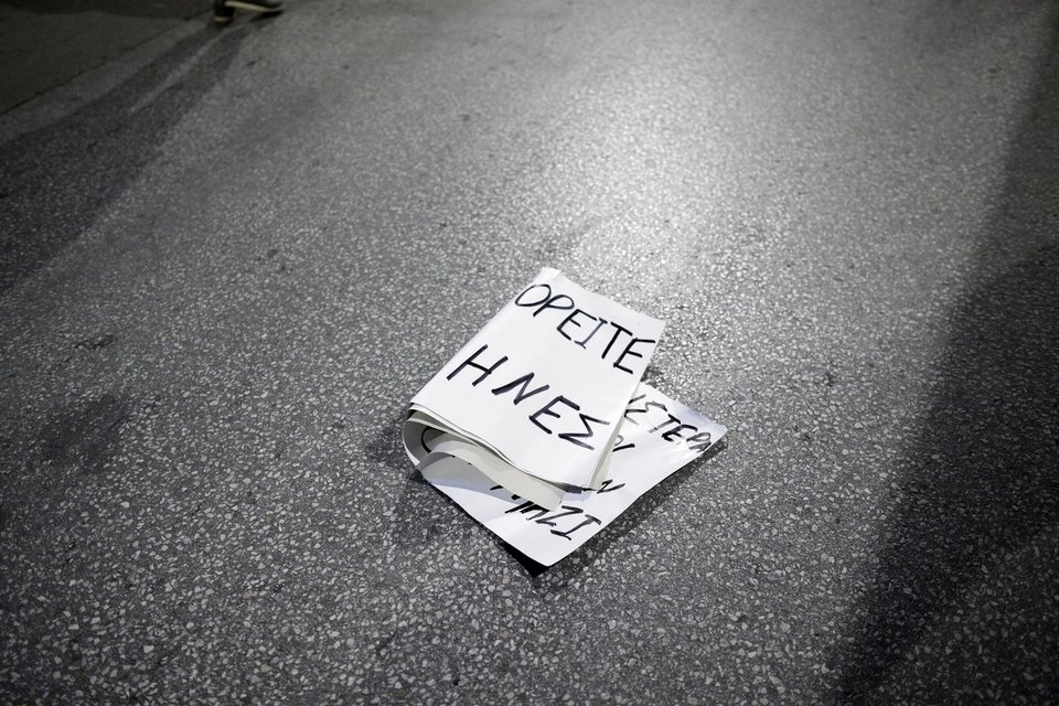 Εικόνες ντροπής και πάλι στην παράσταση «Η ώρα του Διαβόλου» -Κατάρες από ιερείς, ξύλο με τα ΜΑΤ [εικόνες & βίντεο] | iefimerida.gr 7