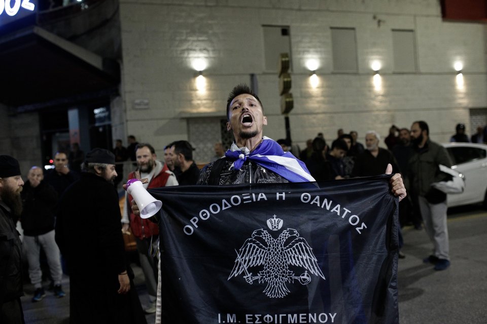 Εικόνες ντροπής και πάλι στην παράσταση «Η ώρα του Διαβόλου» -Κατάρες από ιερείς, ξύλο με τα ΜΑΤ [εικόνες & βίντεο] | iefimerida.gr 5