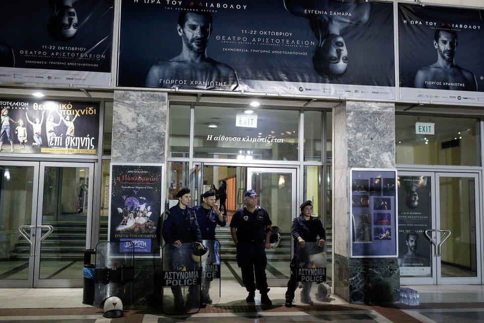 Εικόνες ντροπής και πάλι στην παράσταση «Η ώρα του Διαβόλου» -Κατάρες από ιερείς, ξύλο με τα ΜΑΤ [εικόνες & βίντεο] | iefimerida.gr 8