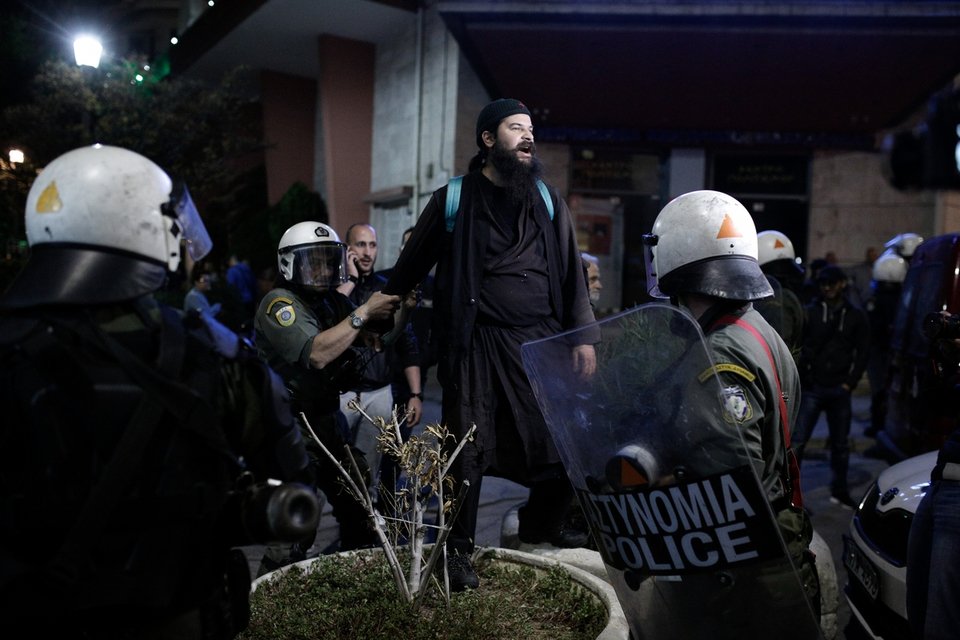 Εικόνες ντροπής και πάλι στην παράσταση «Η ώρα του Διαβόλου» -Κατάρες από ιερείς, ξύλο με τα ΜΑΤ [εικόνες & βίντεο] | iefimerida.gr 4