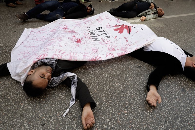 Stop Afrin: Κούρδοι ξάπλωσαν στους δρόμους της Θεσσαλονίκης, διαμαρτυρία κατά της εισβολής [εικόνες] | iefimerida.gr 1