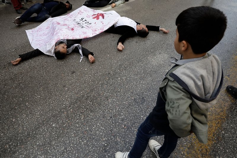 Stop Afrin: Κούρδοι ξάπλωσαν στους δρόμους της Θεσσαλονίκης, διαμαρτυρία κατά της εισβολής [εικόνες] | iefimerida.gr 2